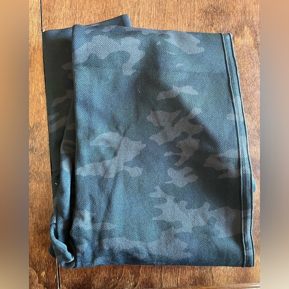 SPANX Look At Me Now Leggings Tights Shapewear Black Camo Sz XL - Picture 6 of 13